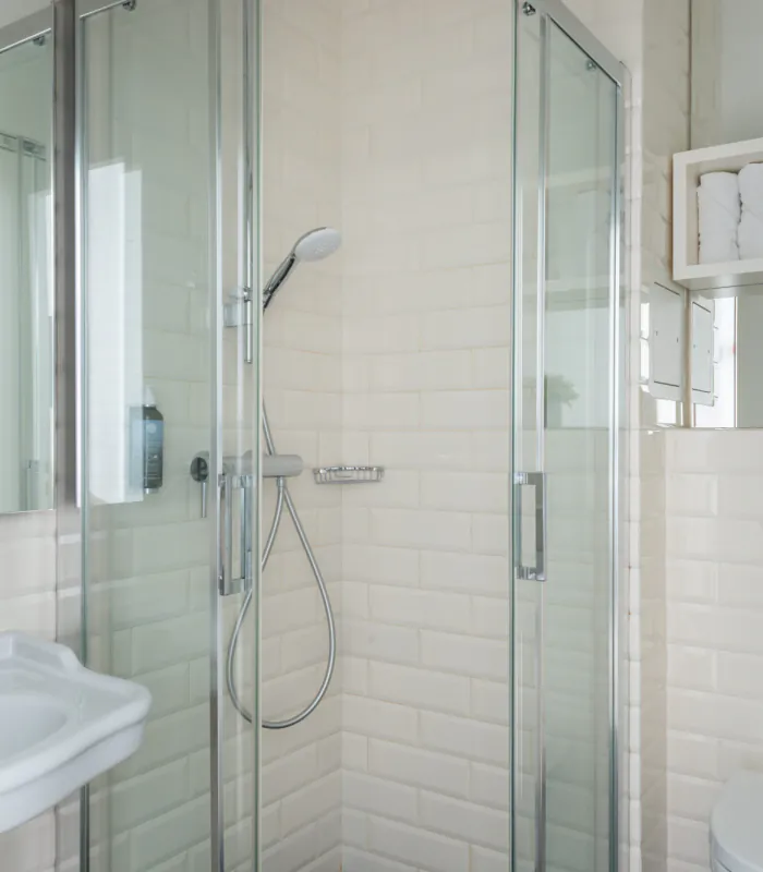 Chambre Single avec salle de bain comprenant un lavabo, des toilettes et une cabine de douche à l’Hôtel 34B