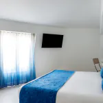 Chambre Familiale avec un lit et un bureau à l’Hôtel 34B