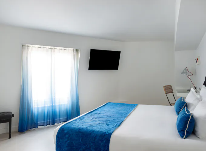 Chambre Familiale avec un lit et un bureau à l’Hôtel 34B