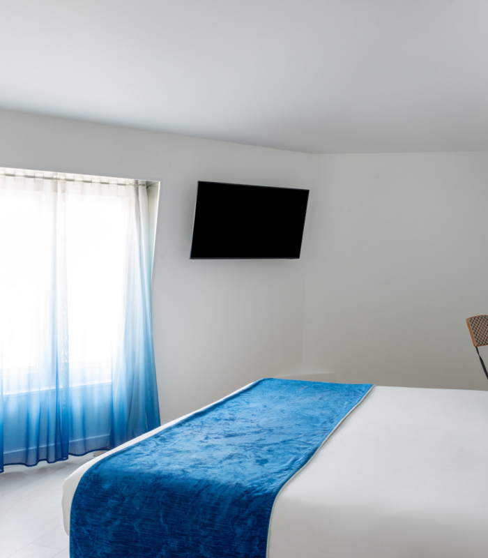 Chambre Familiale avec un lit et un bureau à l’Hôtel 34B