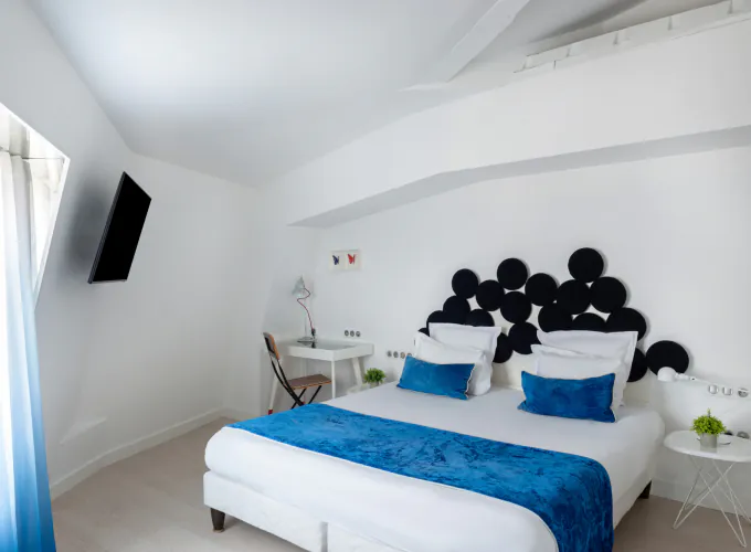 Chambre Familiale avec un lit et un bureau à l’Hôtel 34B