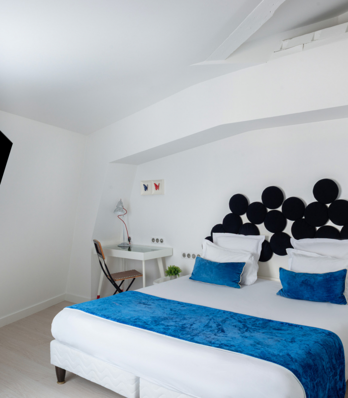 Chambre Familiale avec un lit et un bureau à l’Hôtel 34B