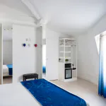 Chambre Familiale avec un lit et un bureau à l’Hôtel 34B