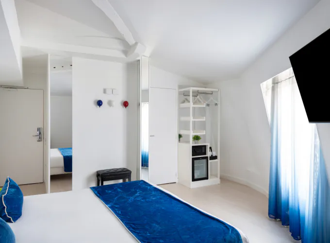 Chambre Familiale avec un lit et un bureau à l’Hôtel 34B