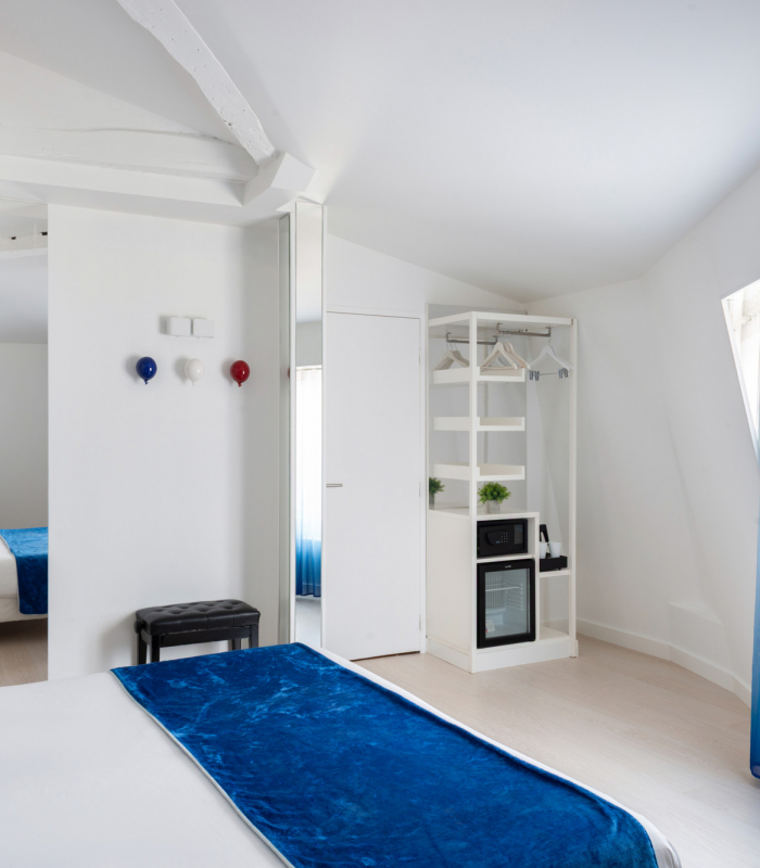 Chambre Familiale avec un lit et un bureau à l’Hôtel 34B
