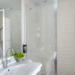Salle de bain de la Chambre Familiale avec un lavabo et une douche à l’italienne à l’Hôtel 34B