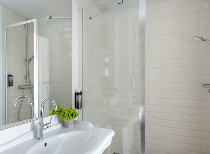 Salle de bain de la Chambre Familiale avec un lavabo et une douche à l’italienne à l’Hôtel 34B