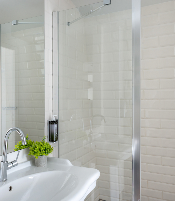 Salle de bain de la Chambre Familiale avec un lavabo et une douche à l’italienne à l’Hôtel 34B