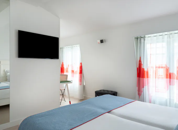 Chambre Familiale avec deux lits et des oreillers bleus à l’Hôtel 34B