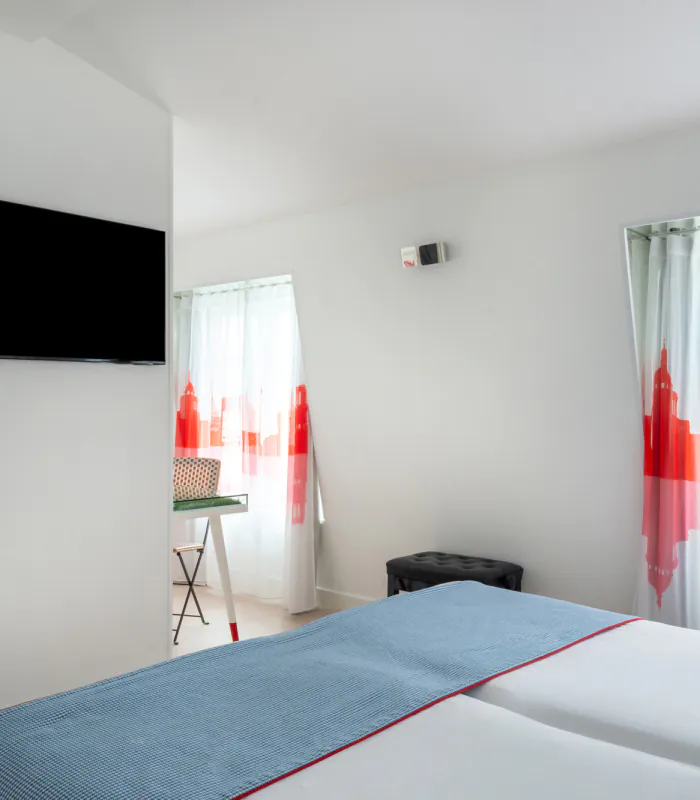 Chambre Familiale avec deux lits et des oreillers bleus à l’Hôtel 34B