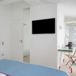 Chambre Familiale avec deux lits et des oreillers bleus à l’Hôtel 34B