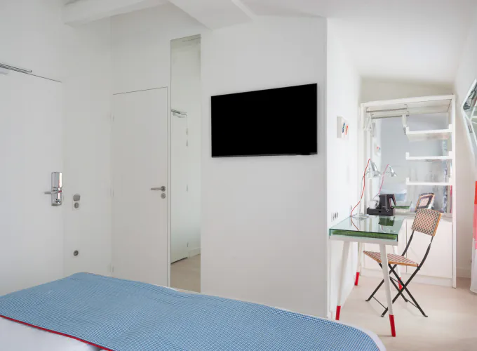 Chambre Familiale avec deux lits et des oreillers bleus à l’Hôtel 34B