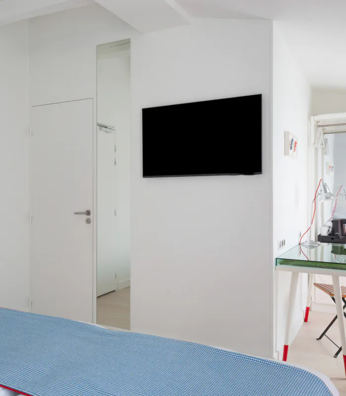 Chambre Familiale avec deux lits et des oreillers bleus à l’Hôtel 34B