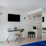 Chambre Twin Supérieure avec une télévision à écran plat fixée au mur au-dessus d’un bureau à l’Hôtel 34B