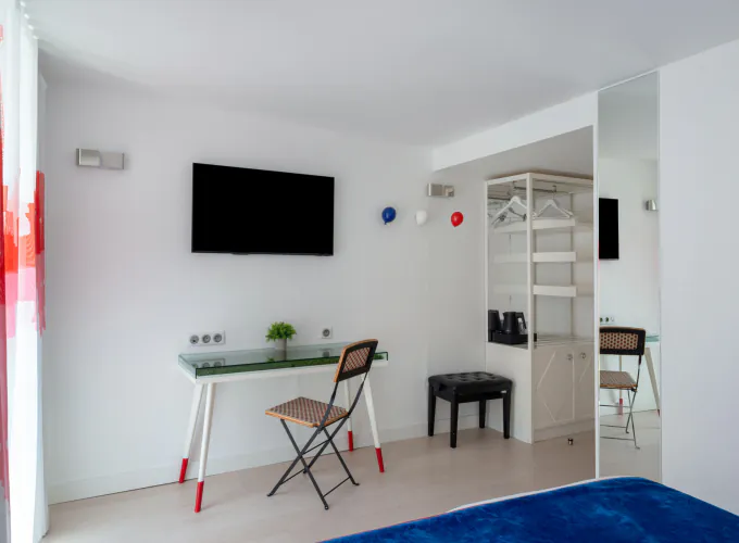 Chambre Twin Supérieure avec une télévision à écran plat fixée au mur au-dessus d’un bureau à l’Hôtel 34B