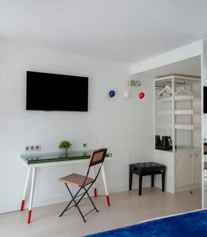 Chambre Twin Supérieure avec une télévision à écran plat fixée au mur au-dessus d’un bureau à l’Hôtel 34B