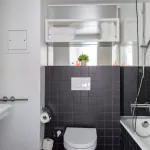 Salle de bain de la Chambre Twin Supérieure avec des carreaux noirs et blancs et un lavabo à l’Hôtel 34B