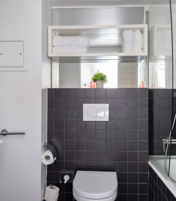 Salle de bain de la Chambre Twin Supérieure avec des carreaux noirs et blancs et un lavabo à l’Hôtel 34B