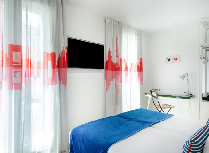 Chambre Familiale Supérieure avec une tête de lit rayée bleue et blanche à l’Hôtel 34B