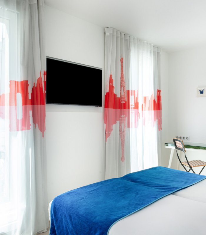 Chambre Familiale Supérieure avec une tête de lit rayée bleue et blanche à l’Hôtel 34B