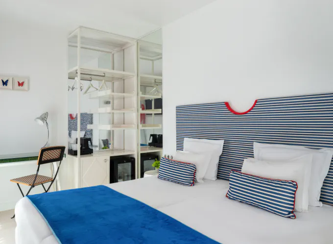 Chambre Familiale Supérieure avec une tête de lit rayée bleue et blanche à l’Hôtel 34B