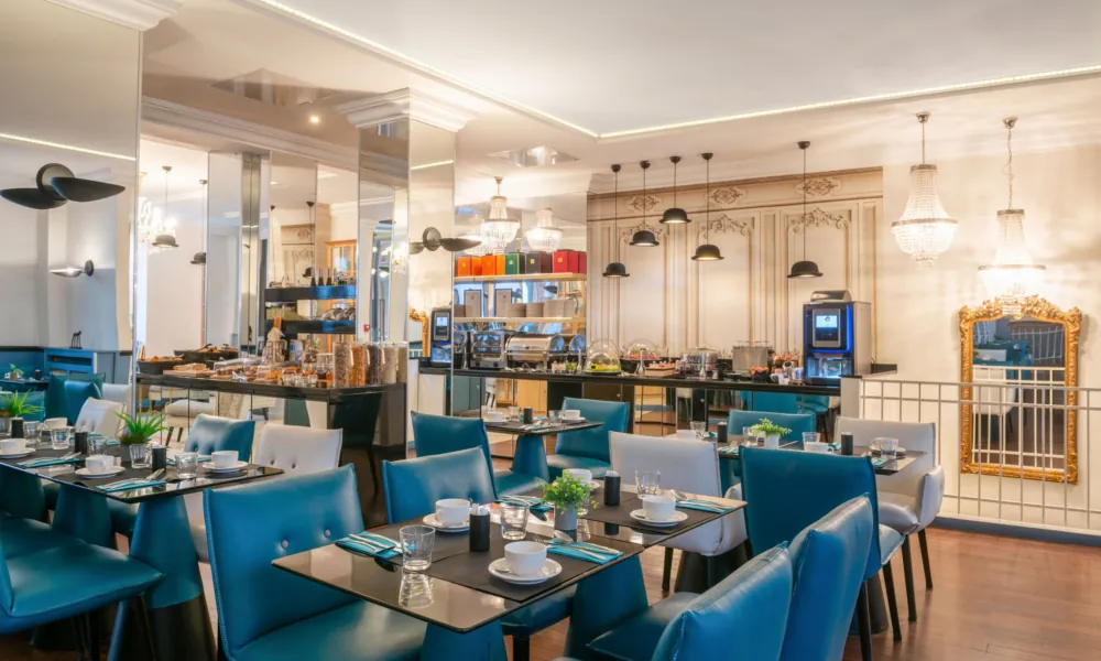 La salle de petit-déjeuner de l’Hôtel Malte est un espace accueillant où les clients peuvent profiter d’un délicieux buffet avec un large choix