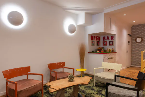 Lobby des 3-Sterne-Hotels George in Paris mit eleganten Farben, poppiger und verspielter Dekoration sowie einer raffinierten und einladenden Atmosphäre.