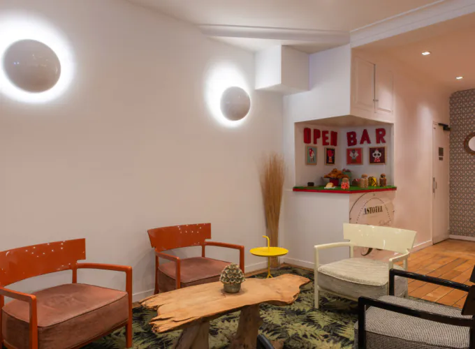 Lobby des 3-Sterne-Hotels George in Paris mit eleganten Farben, poppiger und verspielter Dekoration sowie einer raffinierten und einladenden Atmosphäre.