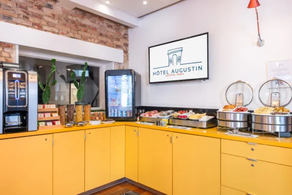 Salle de petit-déjeuner de l’hôtel Augustin à Paris