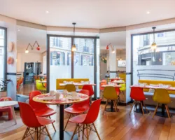 Salle de petit-déjeuner de l’hôtel Augustin à Paris