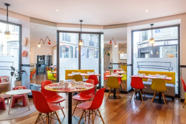 Salle de petit-déjeuner de l’hôtel Augustin à Paris