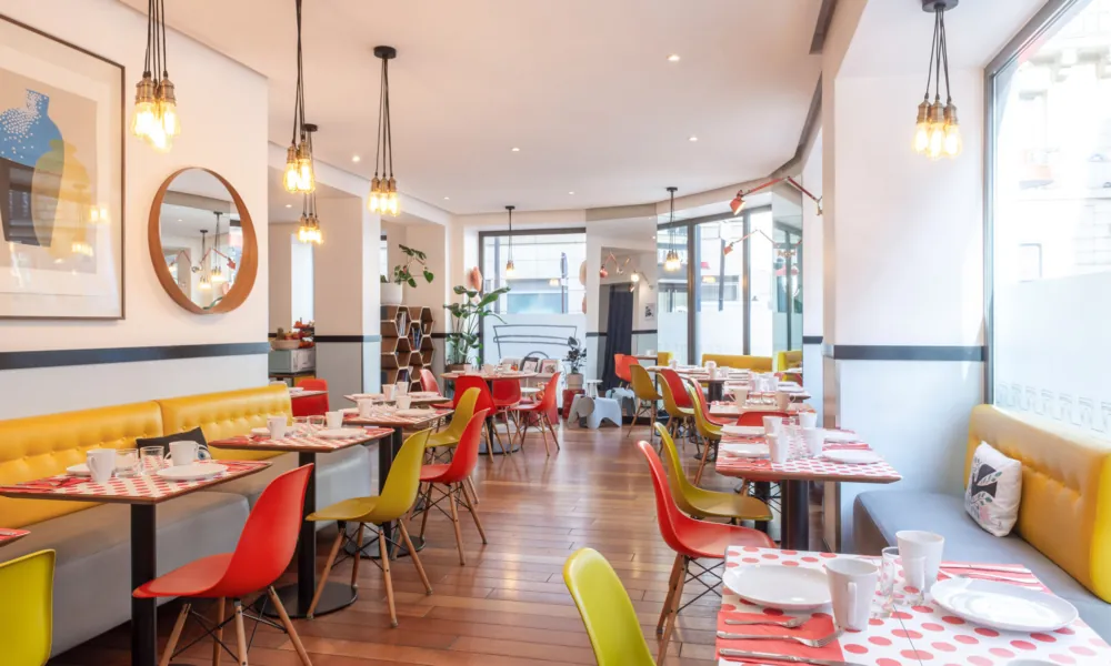 Vue de la salle de petit-déjeuner de l’hôtel 3 étoiles Augustin à Paris