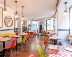 Vue de la salle de petit-déjeuner de l’hôtel 3 étoiles Augustin à Paris