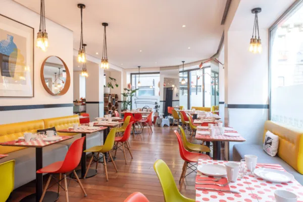 Vue de la salle de petit-déjeuner de l’hôtel 3 étoiles Augustin à Paris