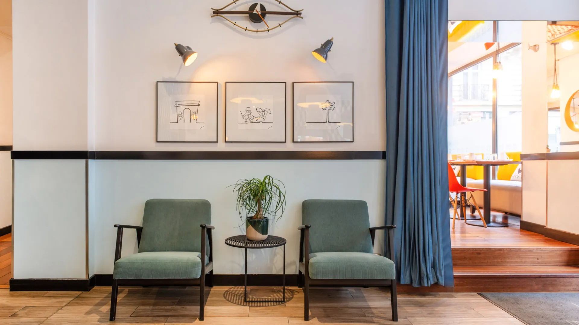 Vue du lobby de l’hôtel 3 étoiles Augustin à Paris, où des couleurs élégantes se marient parfaitement à une atmosphère raffinée