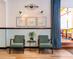 Vue du lobby de l’hôtel 3 étoiles Augustin à Paris, où des couleurs élégantes se marient parfaitement à une atmosphère raffinée