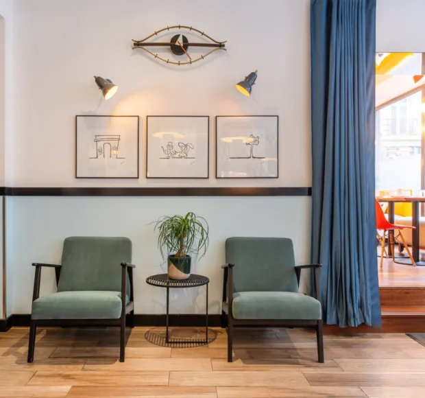 Vista della lobby dell’hotel 3 stelle Augustin a Parigi, dove colori eleganti si fondono perfettamente con un’atmosfera raffinata