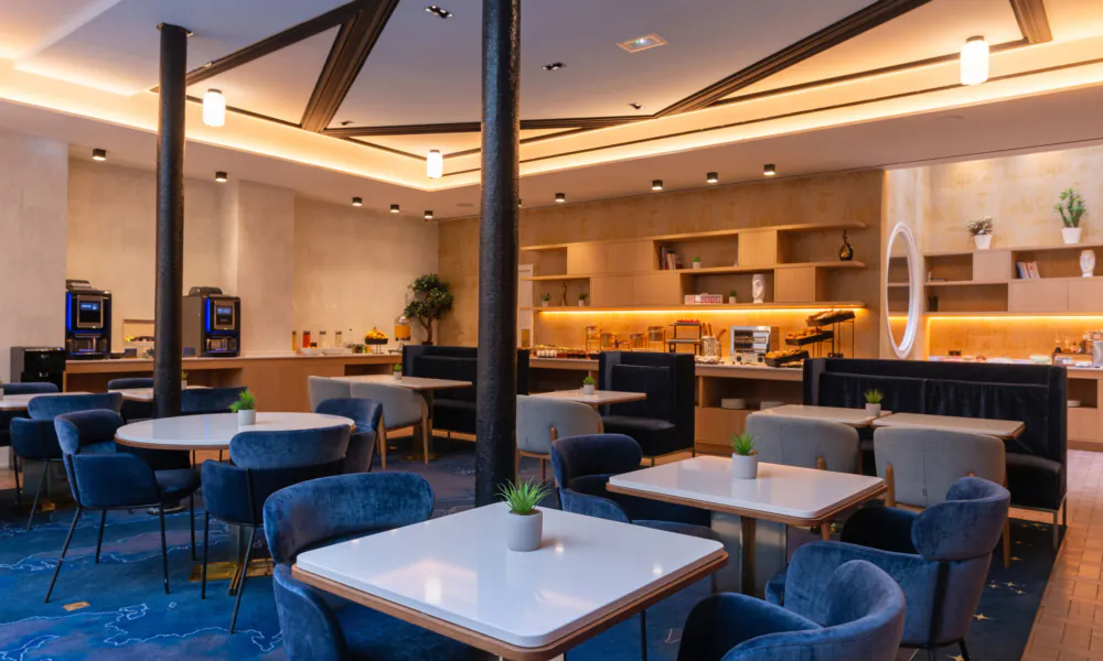 Moment du petit-déjeuner à l’Hôtel Astra Opéra, avec tasses et couverts sur les tables
