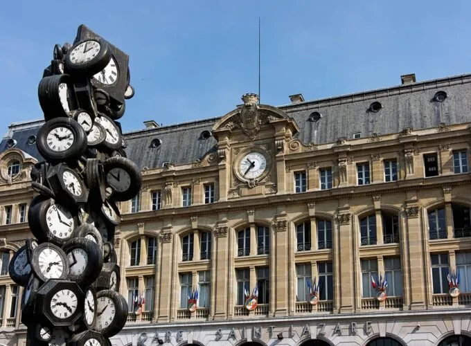 Gare Saint-Lazare à Paris, bâtiment haussmannien avec la sculpture contemporaine 