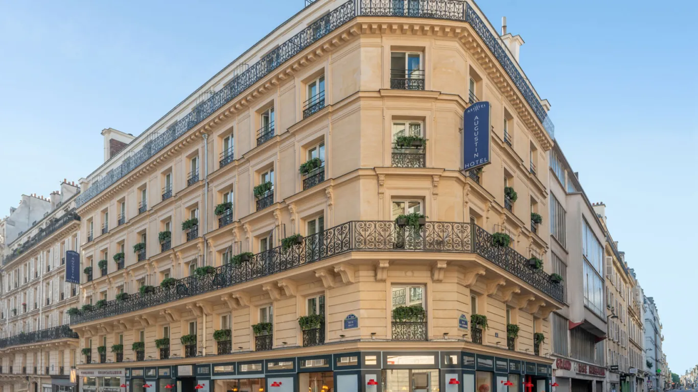 Vue extérieure de la façade de l’hôtel 3 étoiles Augustin du groupe Astotel à Paris, 8ᵉ arrondissement