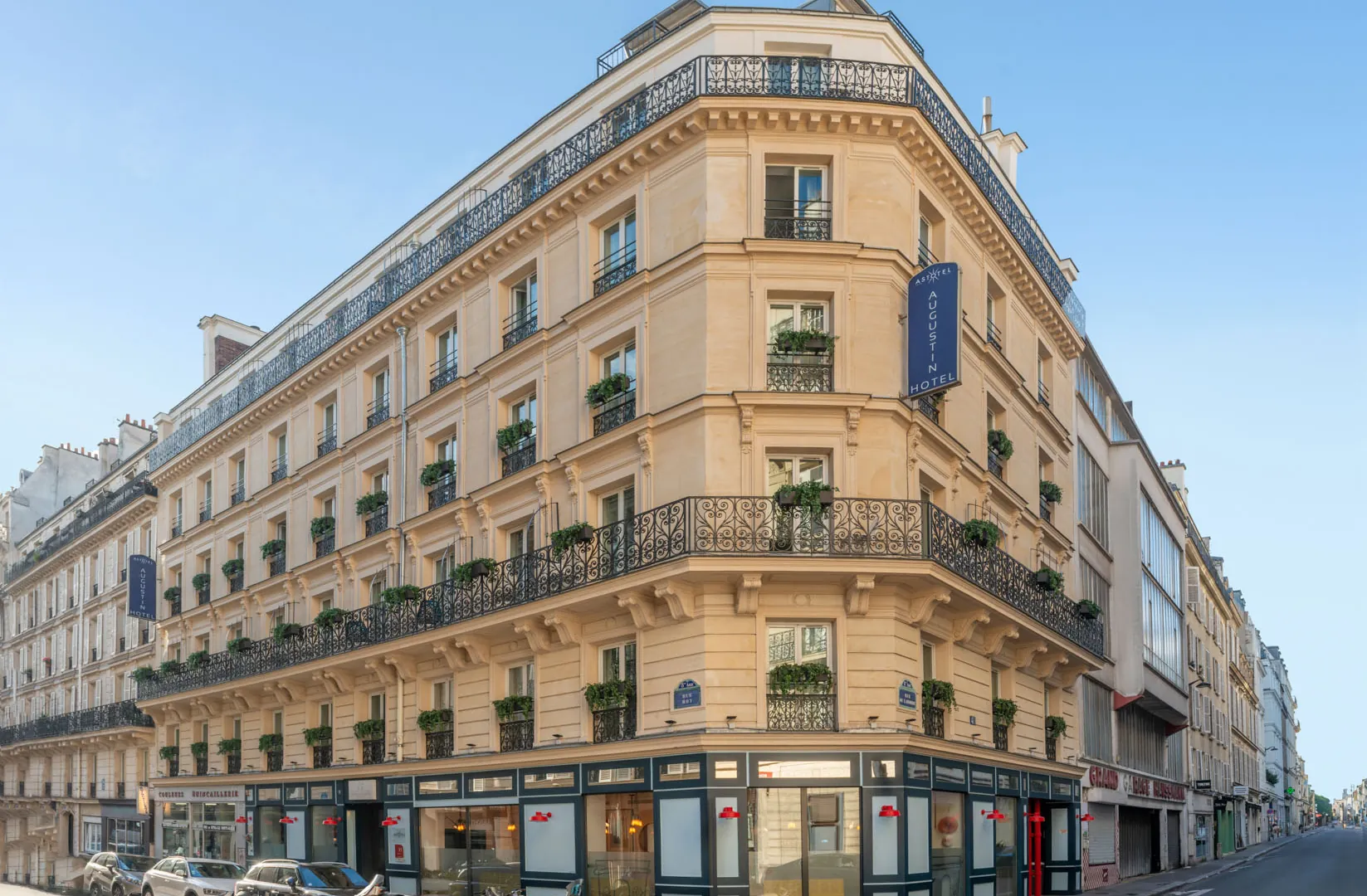 Vue extérieure de la façade de l’hôtel 3 étoiles Augustin du groupe Astotel à Paris, 8ᵉ arrondissement