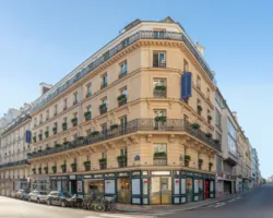 Vue extérieure de la façade de l’hôtel 3 étoiles Augustin du groupe Astotel à Paris, 8ᵉ arrondissement