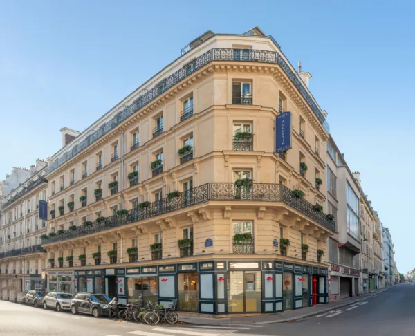Vue extérieure de la façade de l’hôtel 3 étoiles Augustin du groupe Astotel à Paris, 8ᵉ arrondissement
