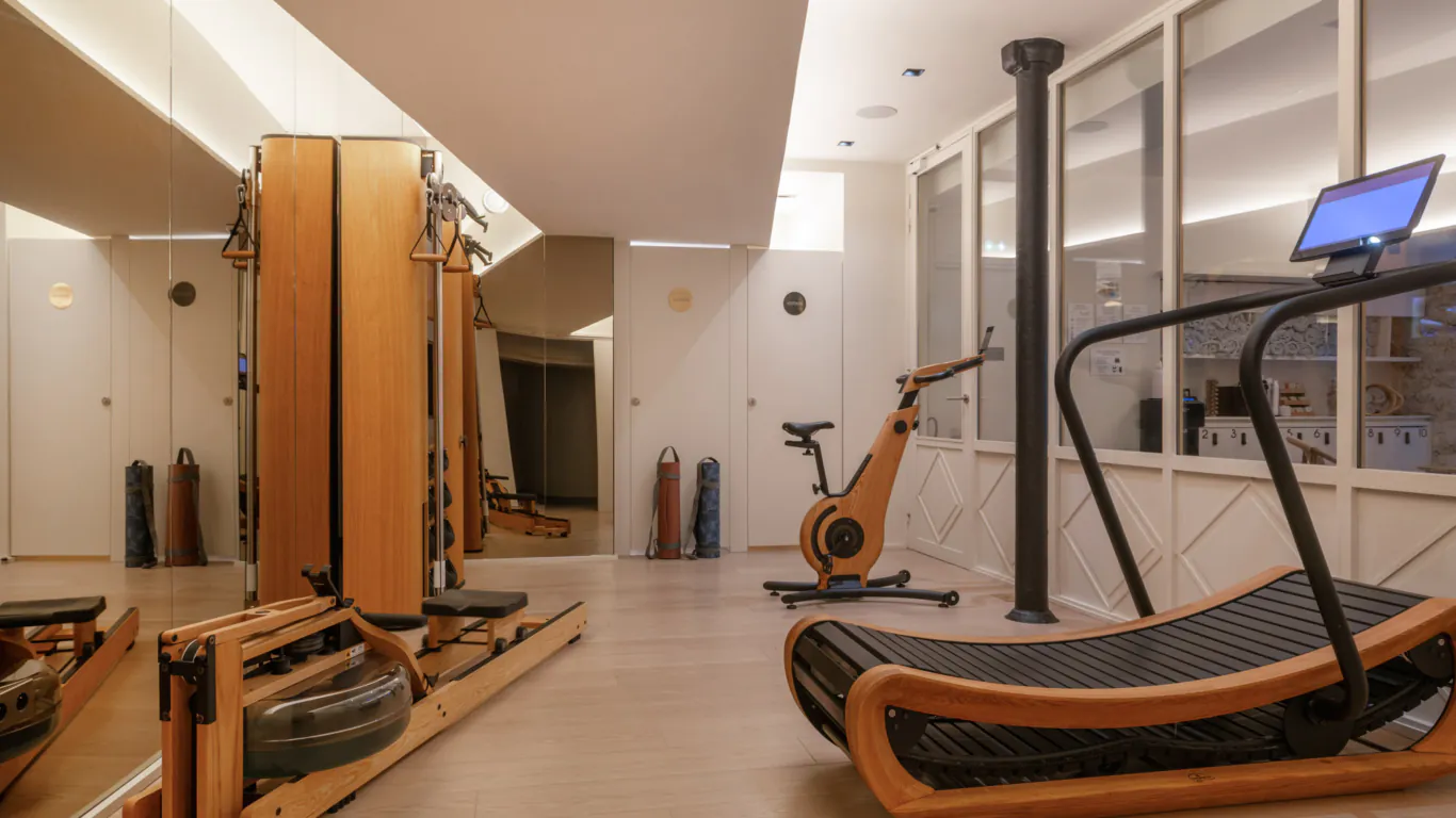 La salle de fitness de l’hôtel Astra Opéra est un espace moderne et bien équipé, conçu pour permettre aux clients de maintenir leur routine sportive durant leur séjour.