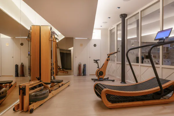 La salle de fitness de l’hôtel Astra Opéra est un espace moderne et bien équipé, conçu pour permettre aux clients de maintenir leur routine sportive durant leur séjour.