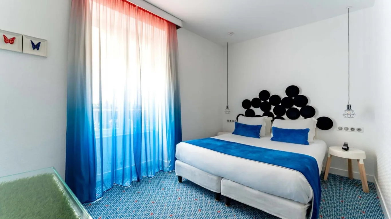 Chambre Supérieure, idéale pour 1 ou 2 personnes, offrant une atmosphère élégante et un confort optimal pour un séjour paisible et raffiné.