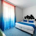 Chambre Supérieure, idéale pour 1 ou 2 personnes, offrant une atmosphère élégante et un confort optimal pour un séjour paisible et raffiné.