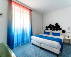 Chambre Supérieure, idéale pour 1 ou 2 personnes, offrant une atmosphère élégante et un confort optimal pour un séjour paisible et raffiné.