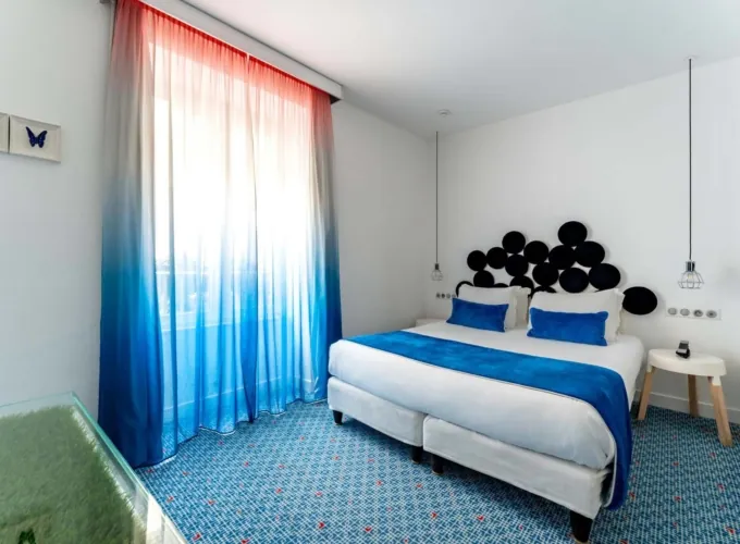 Chambre Supérieure, idéale pour 1 ou 2 personnes, offrant une atmosphère élégante et un confort optimal pour un séjour paisible et raffiné.