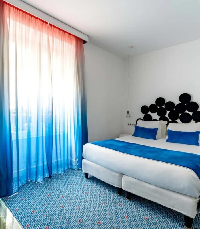 Chambre Supérieure, idéale pour 1 ou 2 personnes, offrant une atmosphère élégante et un confort optimal pour un séjour paisible et raffiné.